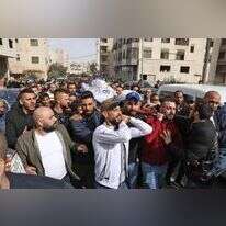 פלסטינים נושאים את גופת אחד המחבלים שחוסלו הלילה בשכם. | AFP