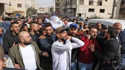 פלסטינים נושאים את גופת אחד המחבלים שחוסלו הלילה בשכם. | AFP פלסטינים נושאים את גופת אחד המחבלים שחוסלו הלילה בשכם. | AFP