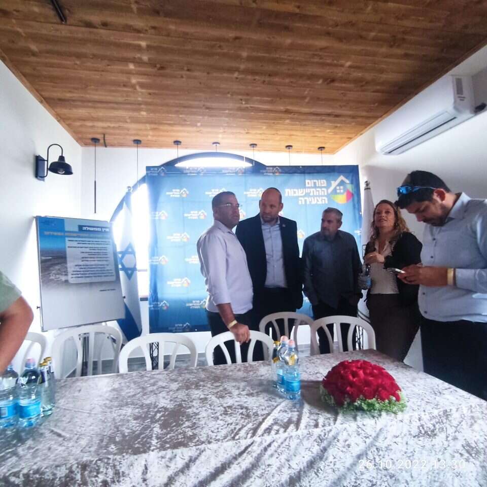 מחכים לנתניהו בגבעת הראל, היום