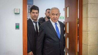 נתניהו ועורך דינו עמית  חדד בבית המשפט, ארכיון. | יונתן זינדל/פלאש 90