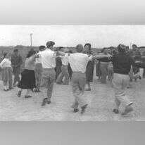 ריקודי עם בקבוצת יבנה, 1975. | לע"מ ריקודי עם בקבוצת יבנה, 1975. | לע"מ