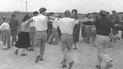 ריקודי עם בקבוצת יבנה, 1975. | לע"מ