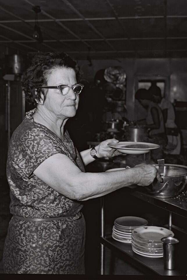 שלילת הגלות גם במטבח. חדר אוכל בקיבוץ. | פאול גולדמן - לעמ