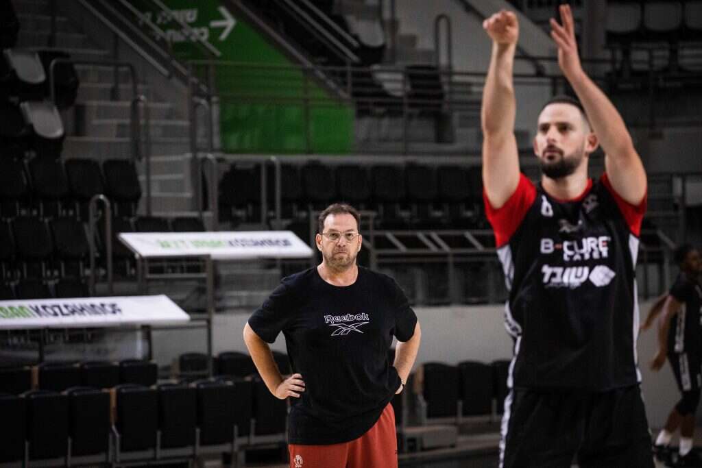 דרוקר ליד עמית שמחון, שחקן הקבוצ, באימון הפועל חיפה. | שיר טורם - פלאש 90