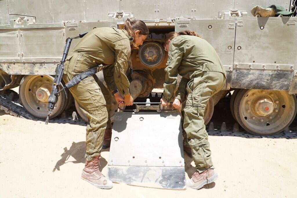 לוחמות בטנק. | דו"צ לוחמות בטנק. | דו"צ