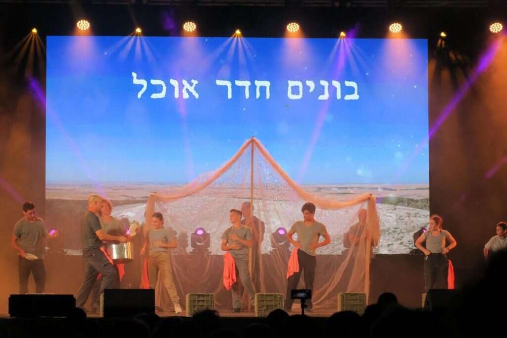 אחד מקטעי המופע – הקמת חדר האוכל (צילום: ליאור בלוק)