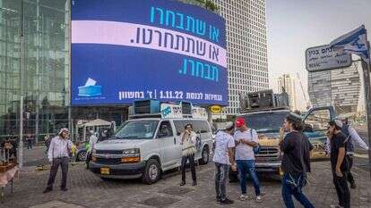 פרסום של ועדת הבחירות המרכזית הקורא לציבור להצביע, השבוע בתל-אביב. | יוסי אלוני