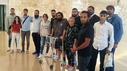 מור ג'אנשווילי מוקף בחברים, בעו"ד חיים בלייכר מארגון חוננו, ובאנשי אם תרצו בבית המשפט העליון. | יאיר קראוס מור ג'אנשווילי מוקף בחברים, בעו"ד חיים בלייכר מארגון חוננו, ובאנשי אם תרצו בבית המשפט העליון. | יאיר קראוס