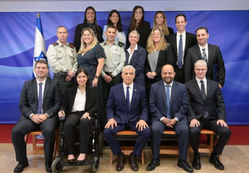 ראש הממשלה יאיר לפיד וראש המל"ל איל חולתא עם המשלחת הישראלית בראשות מנכ"ל משרד האנרגיה שתצא לטקס החתימה עם לבנון בנאקורה. | עמוס בן גרשום, לע"מ