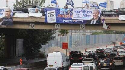 תומכי ליכוד על גשר בתל אביב, השבוע. | AFP