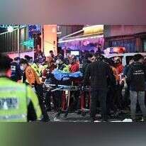 פינוי הרוג בזירת אסון ליל כל הקדושים בסיאול. | AFP