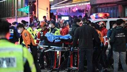 פינוי הרוג בזירת אסון ליל כל הקדושים בסיאול. | AFP