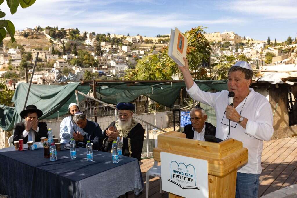 יהורם גאון נושא דברים באזכרה לאביו בכפר השילוח, במעמד הראשון לציון הרב שלמה עמאר. | אוליבייה פיטוסי, פלאש 90