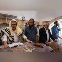 יהורם גאון בתפילה בבית הכנסת "אוהל שלמה" בכפר התימנים. | אוליבייה פיטוסי, פלאש 90