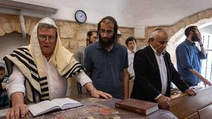 יהורם גאון בתפילה בבית הכנסת "אוהל שלמה" בכפר התימנים. | אוליבייה פיטוסי, פלאש 90