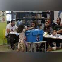 מצביעה צעירה בקלפי. | EPA