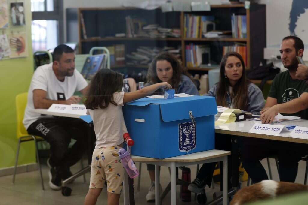 מצביעה צעירה בקלפי. | EPA