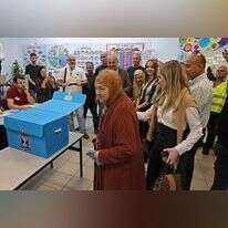 אחמד טיבי בקלפי בטייבה. | AFP