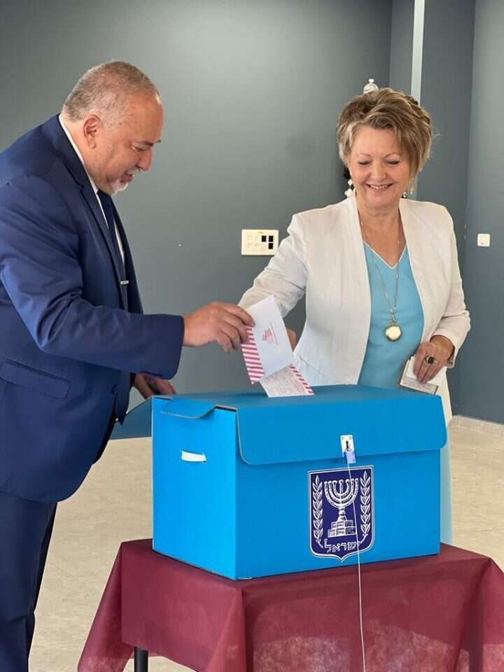 שר האוצר ליברמן בקלפי