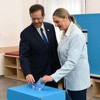 הנשיא הרצוג ורעייתו מיכל בקלפי. | חיים צח, לע"מ