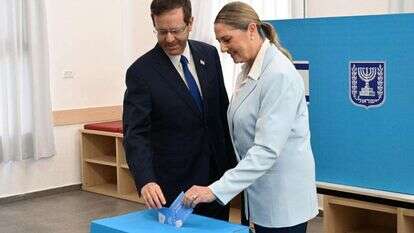 הנשיא הרצוג ורעייתו מיכל בקלפי. | חיים צח, לע"מ