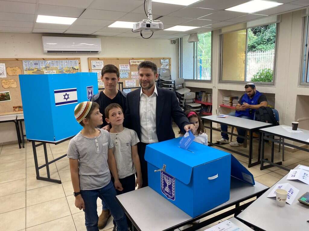 ח"כ בצלאל סמוטריץ' וילדיו בקלפי בקדומים