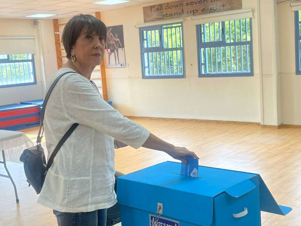 זהבה גלאון בקלפי. "מצב חירום"