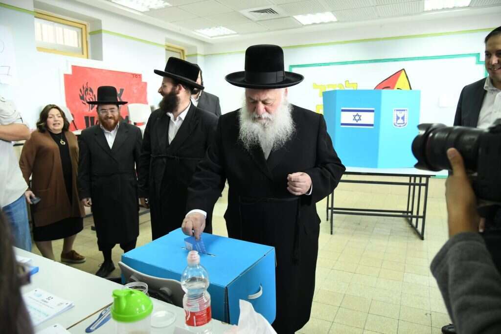 יו"ר יהדות התורה יצחק גולדקנופף בקלפי. | משה גולדשטיין