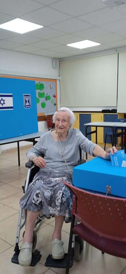 רנטה פיש בת ה-99 מצביעה בקלפי 99 בכפר גנים, פתח תקווה. | המשפחה