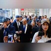 נתניהו ממריץ מצביעים בקניון מלחה בירושלים. | אוליבייה פיטוסי, פלאש90