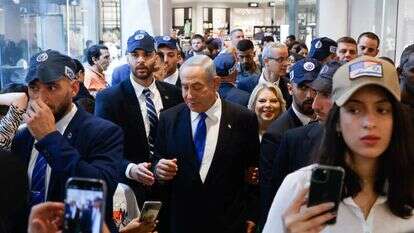 נתניהו ממריץ מצביעים בקניון מלחה בירושלים. | אוליבייה פיטוסי, פלאש90