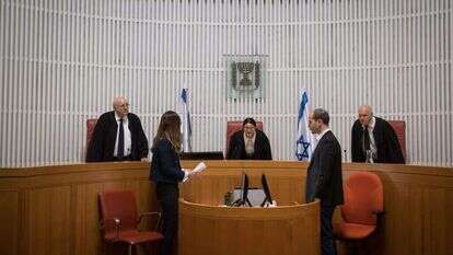 השופט עוזי פוגלמן (מימין) יחד עם הנשיאה אסתר חיות והשופט חנן מלצר בבית המשפט העליון. | יונתן זינדל פלאש 90