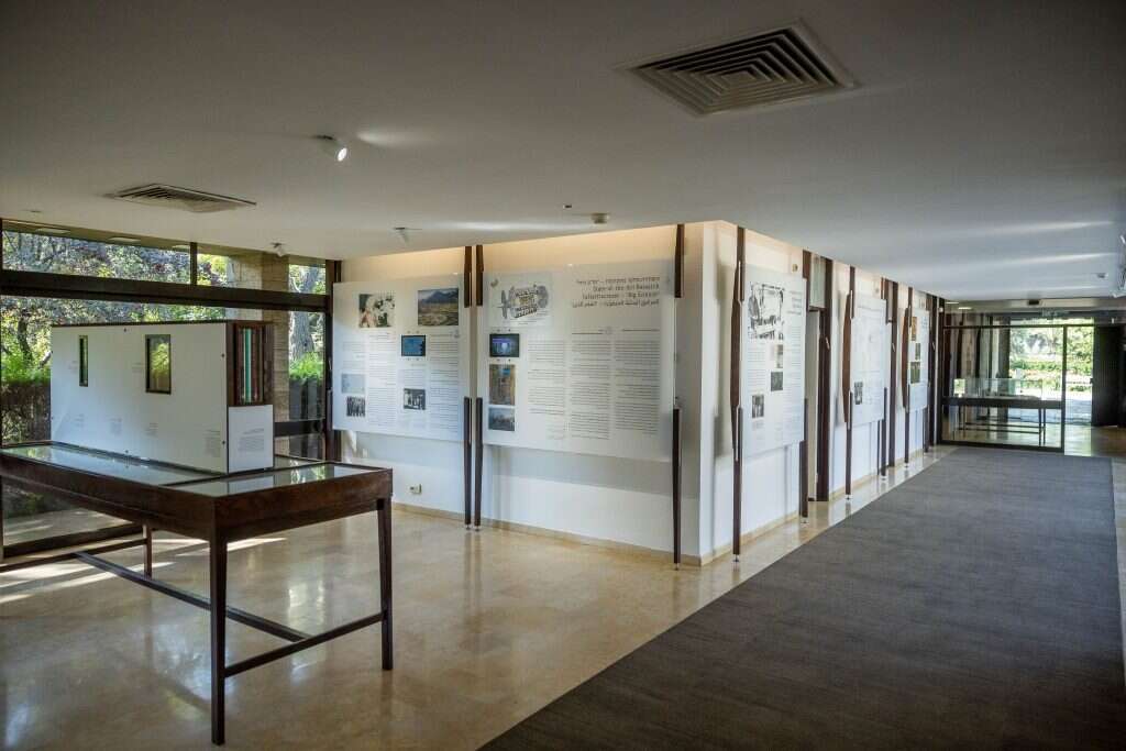 מסדרונות מוארים בהיכל אפוף הוד. האקדמיה הלאומית הישראלית למדעים.