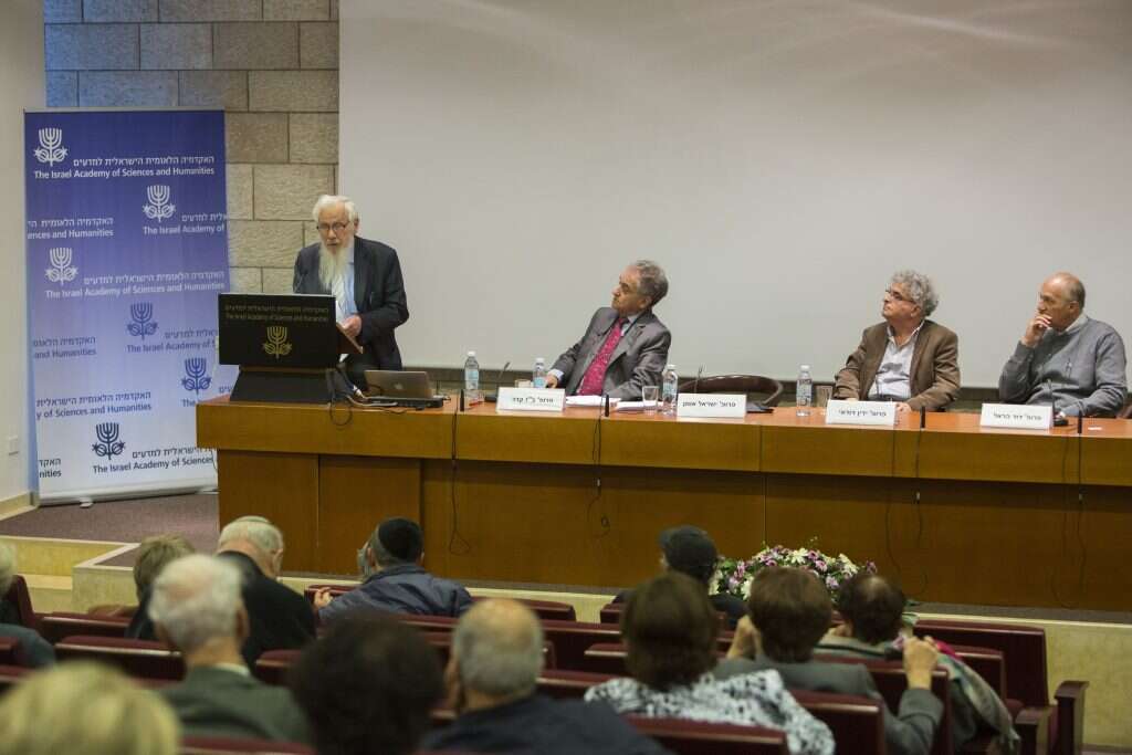 התנאי שאין בלתו הוא מצוינות מדעית ברמות הגבוהות ביותר. זוכה פרס נובל פרופ' ישראל אומן בדיון באקדמיה ב־ 2014. מימין: דוד הראל. | יונתן זינדל - פלאש 90