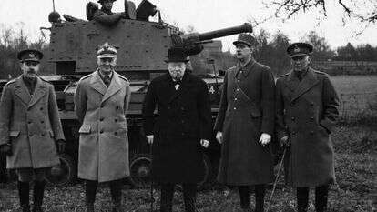 וינסטון צ'רצ'יל עם שארל דה־גול (שני מימין) וראש ממשלת פולין הגולה, ולדיסלב שיקורסקי (שני משמאל). | גטי אימג'ס