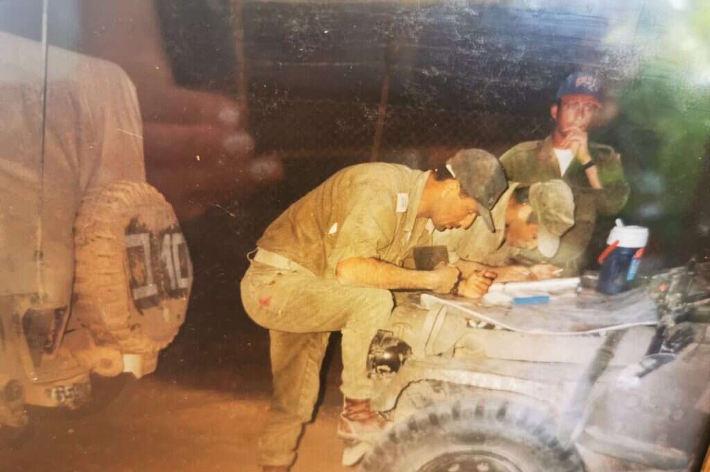 הרכזים נמצאים תחת אבטחה. חן (משמאל) בעבודתו כרכז שב"כ. | מתוך האוסף הפרטי