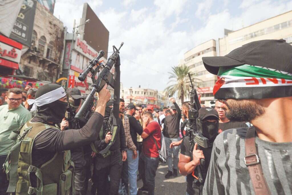 "החיים שלו נמצאים בידיים שלך". ההלוויה של המחבל תאמר אל־קלאני בשכם בחודש שעבר. | AFP