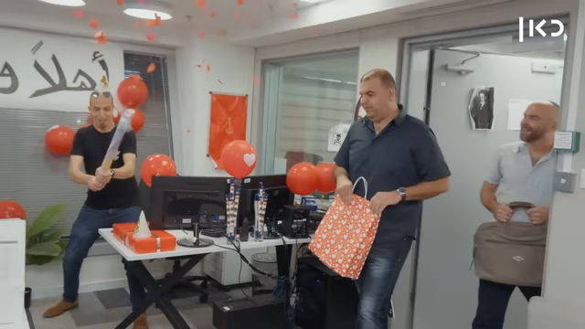 "אצלם הביקורת לא תמיד נגמרת בפוסט בפייסבוק". מערכת כאן בערבית בחיפה. | באדיבות כאן דיגיטל "אצלם הביקורת לא תמיד נגמרת בפוסט בפייסבוק". מערכת כאן בערבית בחיפה. | באדיבות כאן דיגיטל