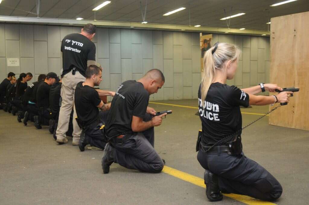 תהליך לימוד ארוך יותר מאשר בשב"כ או במוסד. מגויסים למשטרה באימון ירי. | דוברות משטרת ישראל