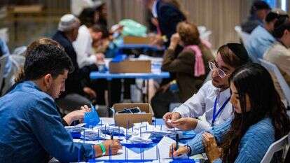 סופרים את המעטפות הכפולות, הלילה. | פלאש 90