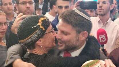 סמוטריץ' ואימו בליל הבחירות. | מיכאל טוכפלד