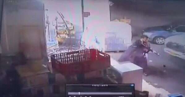 המחבל שביצע את הפיגוע ליד קריית ארבע. | ממצלמות האבטחה שימוש לפי סעיך 27 א' לחוק זכויות יוצרים