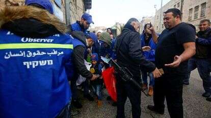 אוחנה (מימין) בפעילות בחברון. | וויסאם השלמון, פלאש 90