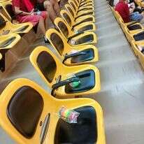 הבובות מוכנות על כסאות האוהדים, לפני המשחק