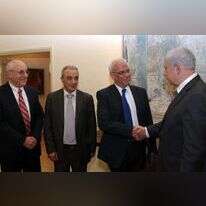 מימין לשמאל: בנימין נתניהו, סאיב עריקאת, מאג'ד פרג' ויצחק מולכו, במפגש בלשכת ראש הממשלה ב־ 2012. | לע"מ