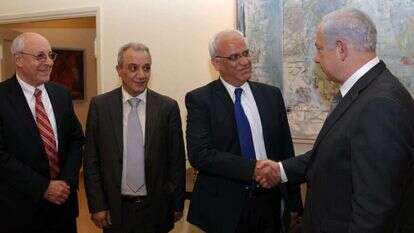 מימין לשמאל: בנימין נתניהו, סאיב עריקאת, מאג'ד פרג' ויצחק מולכו, במפגש בלשכת ראש הממשלה ב־ 2012. | לע"מ