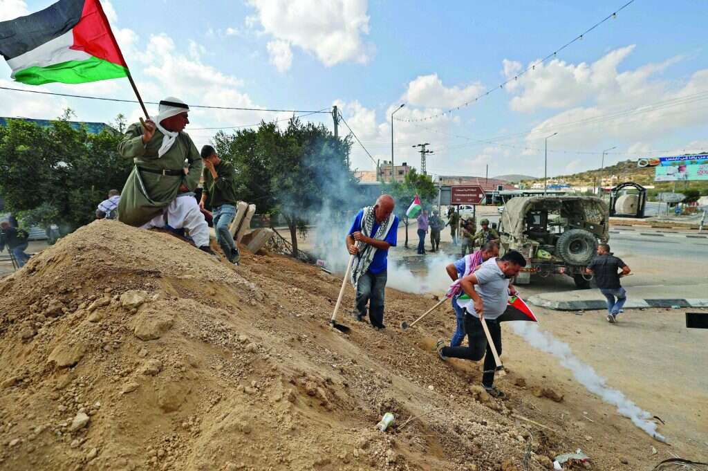 פלסטינים מתעמתים עם חיילי צה"ל באזור שכם. | איי.אף.פי