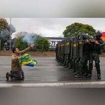 שוטרים מפנים כביש שחסמו תומכי בולסונארו בסאו־פאולו, שלשום. | איי.אף.פי שוטרים מפנים כביש שחסמו תומכי בולסונארו בסאו־פאולו, שלשום. | איי.אף.פי
