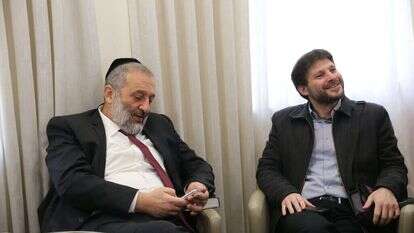 אריה דרעי ובצלאל סמוטריץ' במו"מ הקואליציוני. | אלכס קולומויסקי