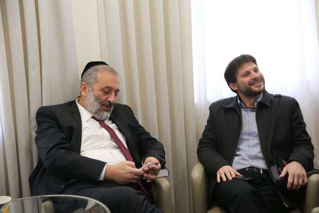 אריה דרעי ובצלאל סמוטריץ' במו"מ הקואליציוני. | אלכס קולומויסקי